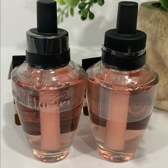 Bath & Body Works “Coco Paradise” 2 Wallflower Refills - Picture 3 of 3